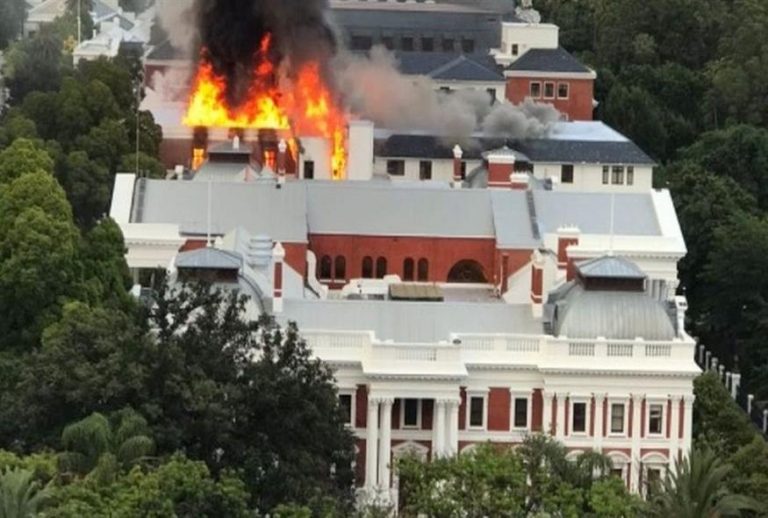 Μεγάλη Φωτιά στη Βουλή της Νότιας Αφρικής