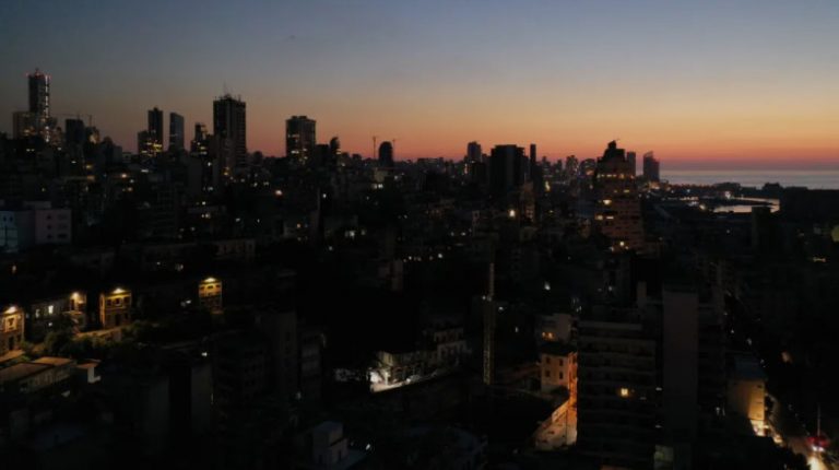 Λίβανος – Έχει βυθιστεί στο σκοτάδι, διαδηλωτές κατηγορεί η δημόσια επιχείρηση ηλεκτρισμού για την κατάσταση