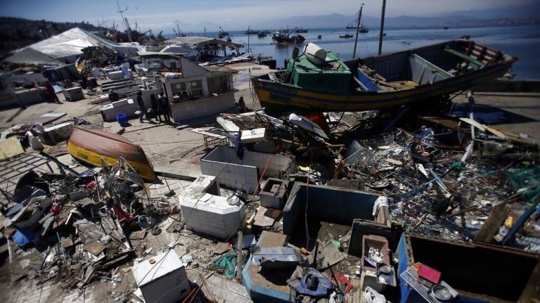 Τσουνάμι: Συγκλονιστικά πλάνα από τα κύματα και την ηφαιστειακή έκρηξη στην Τόνγκα