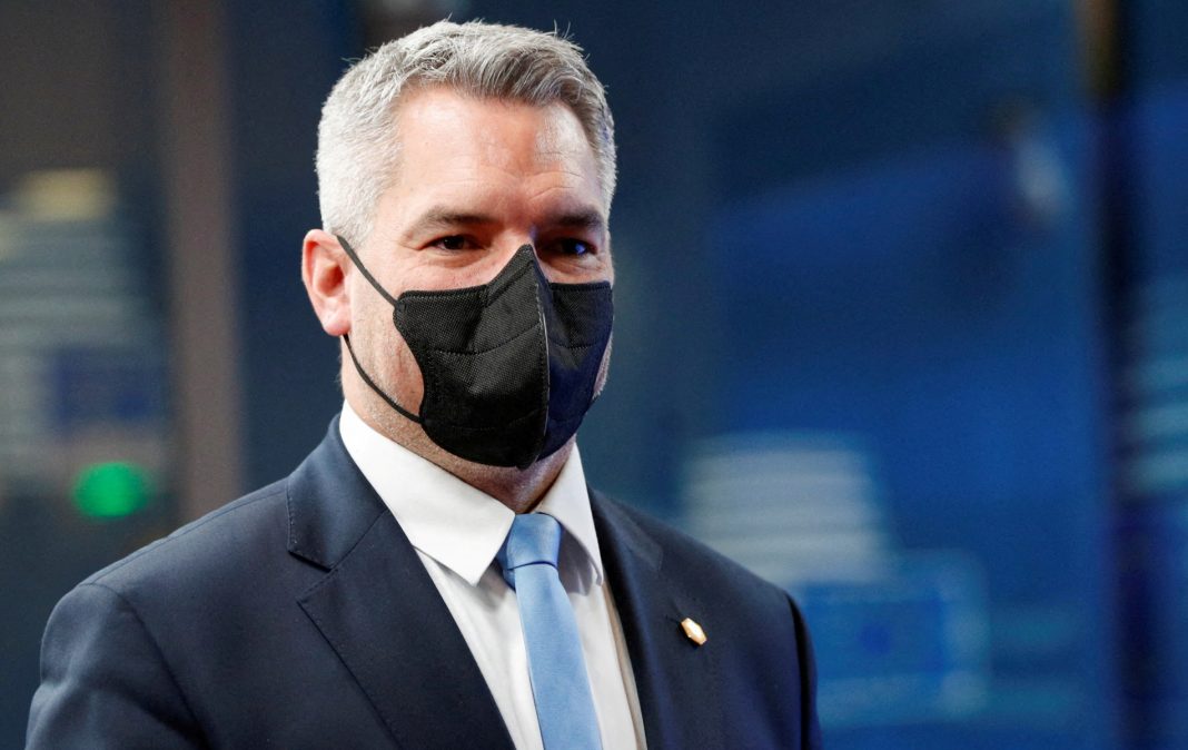 Ο κορωνοϊός «χτύπησε» τον νέο καγκελάριο της Αυστρίας – «Κολλάει» ο υποχρεωτικός εμβολιασμός