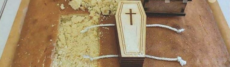 Viral η «μακάβρια» βασιλόπιτα με νεκροθάφτες, φέρετρο και… κορωνοϊό