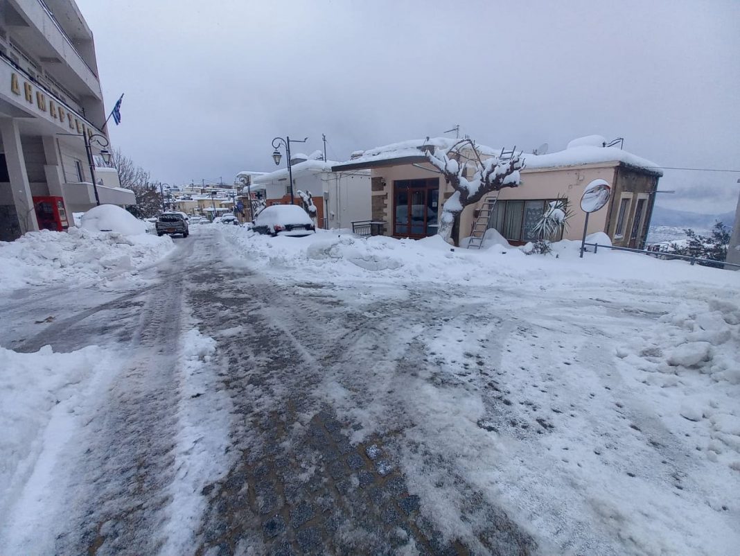Έφτασε το ένα μέτρο το χιόνι στα Ανώγεια – Ξεπερνούν την «Ελπίδα» οι κάτοικοι (εικόνες)