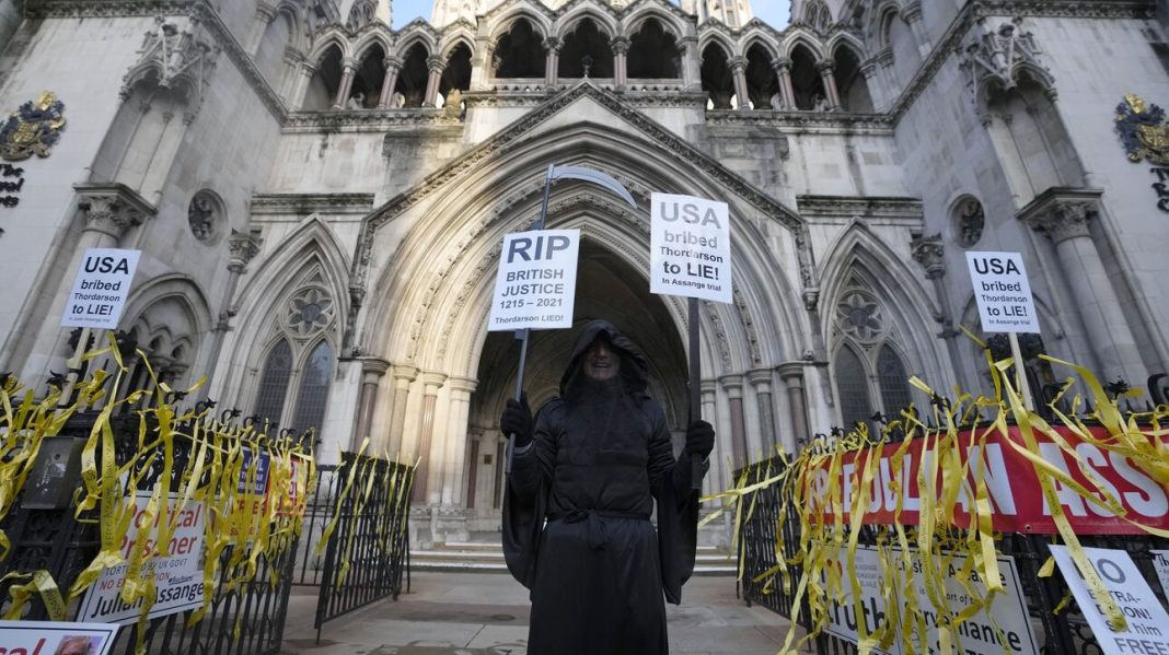 Τζούλιαν Ασάνζ: Σήμερα η απόφαση από βρετανικό δικαστήριο για την έκδοσή του στις ΗΠΑ