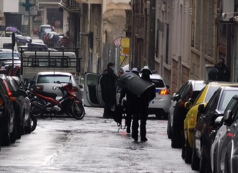 Συνελήφθη ο άνδρας που πυροβόλησε από το μπαλκόνι