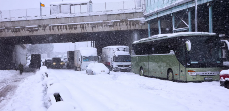 Αττική Οδός: Συνεχίζεται το αλαλούμ, 1.200 οχήματα ακινητοποιημένα και 300 οδηγοί παραμένουν ακόμα εγκλωβισμένοι