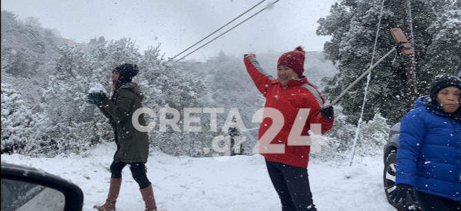 Ακόμα και οι Φιλιππινέζοι απολαμβάνουν το χιόνι στην Κρήτη