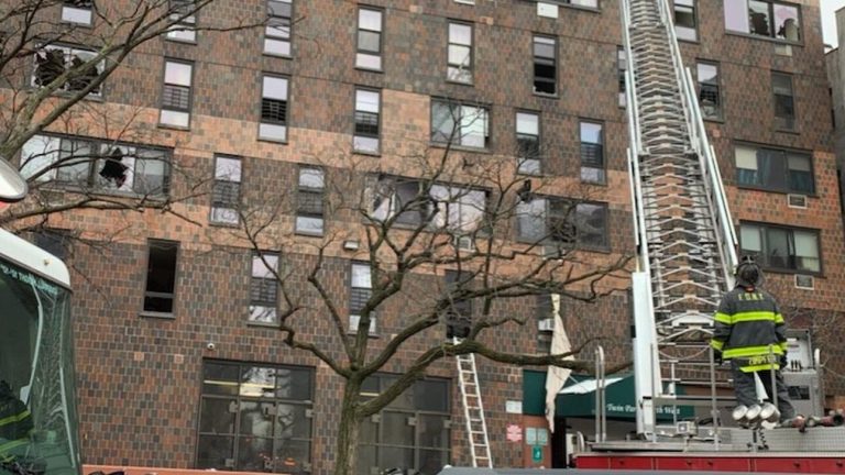 Τραγωδία στη Νέα Υόρκη: 19 νεκροί από φωτιά σε συγκρότημα κατοικιών στο Μπρονξ