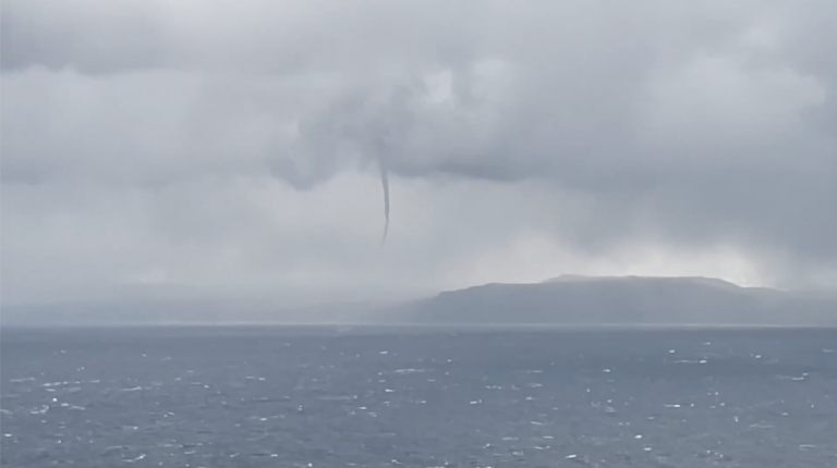 Εντυπωσιακός υδροστρόβιλος πάνω από τον κόλπο της Σούδας