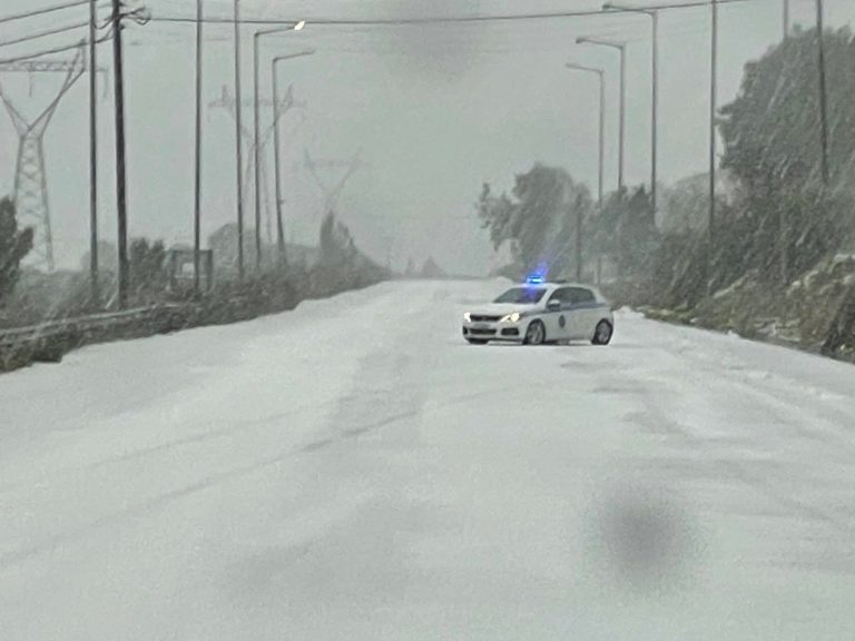 Στις επάλξεις η Τροχαία Ηρακλείου και εν μέσω χιονιά