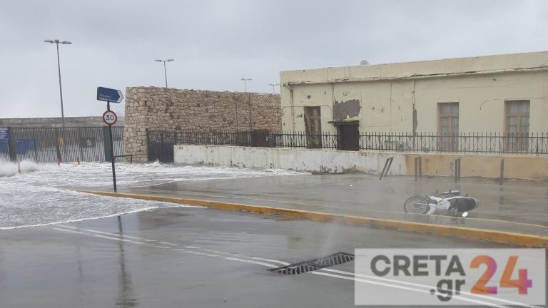 Ρέθυμνο: Πλημμύρισαν οι δρόμοι γύρω από το λιμάνι – Απαγορεύτηκε η κυκλοφορία των ΙΧ  (βίντεο)