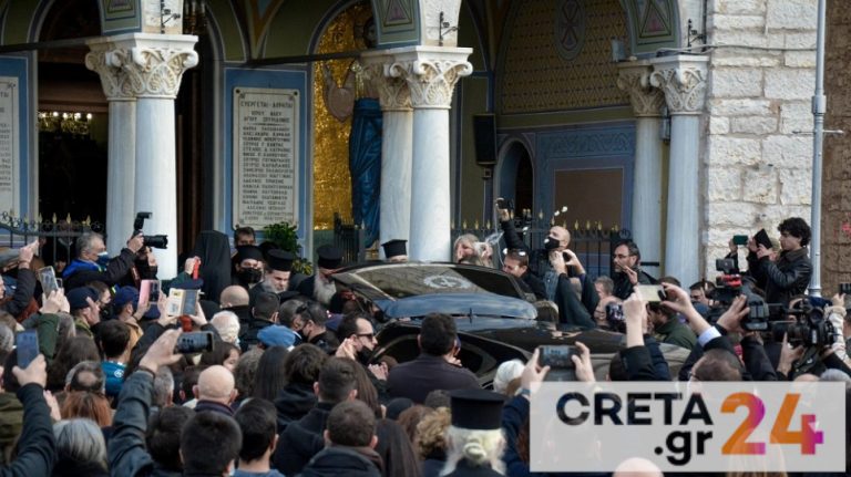 Πλήθος κόσμου στην κηδεία του μητροπολίτη Αιτωλίας και Ακαρνανίας Κοσμά