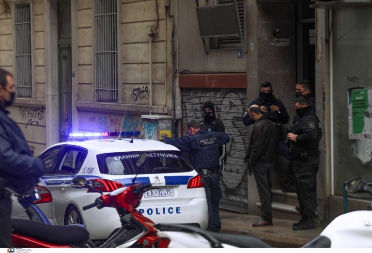 Όπλα ναρκωτικά και σφαίρες στο σπίτι του 30χρονου που πυροβολούσε στο μπαλκόνι του