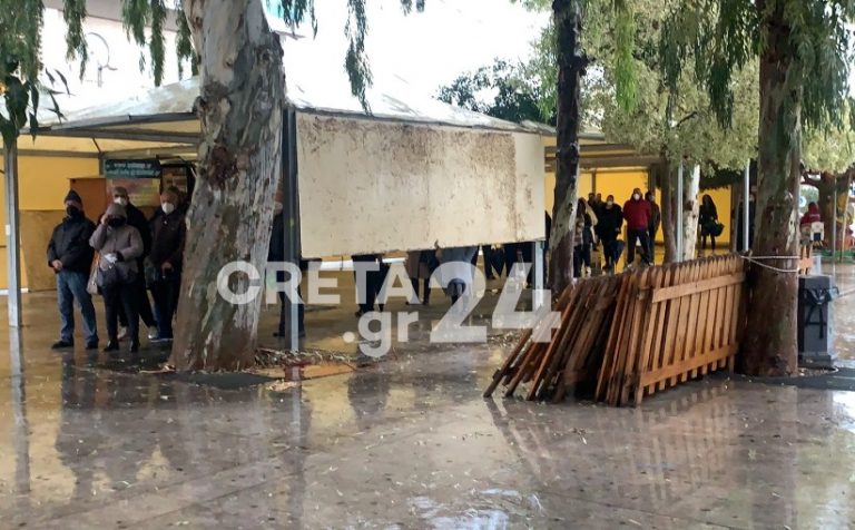 Ηράκλειο: Ουρές για ένα rapid test ακόμα και υπό βροχή (εικόνες)