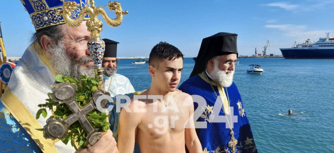 Ηράκλειο – Θεοφάνεια: Με μέτρα ο αγιασμός των υδάτων  – Ο 16χρονος Γιάννης έπιασε το σταυρό