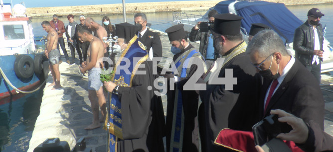 Με αυστηρούς περιορισμούς τα Θεοφάνεια στα Χανιά – Βούτηξε και έβγαλε τον σταυρό για 17η χρονιά