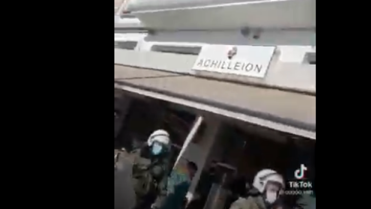 Οργή έξω από το Achilleion, «ντροπή σας» φωνάζουν συγκεντρωμένοι μετά την καταγγελία για βιασμό της 24χρονης