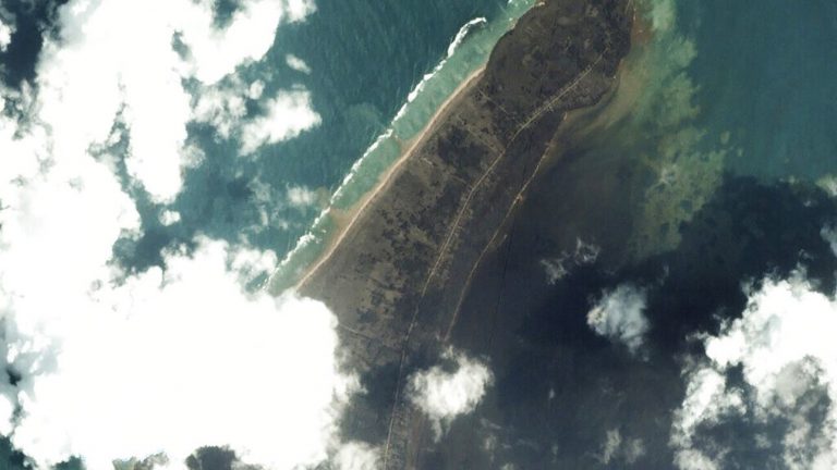 Τσουνάμι στην Τόνγκα: Φόβοι για πολλά θύματα και εικόνες καταστροφής