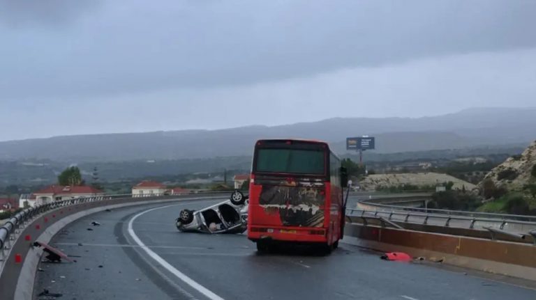 Έχασε τον έλεγχο του αυτοκινήτου, αναποδογύρισε και τους χτύπησε λεωφορείο – Δύο νεκροί