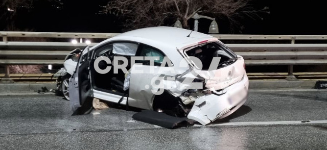 Ηράκλειο: Αυτοκίνητο «καρφώθηκε» στις μπάρες, η μηχανή στους φοίνικες και ο οδηγός βγήκε χωρίς γρατζουνιά (εικόνες)