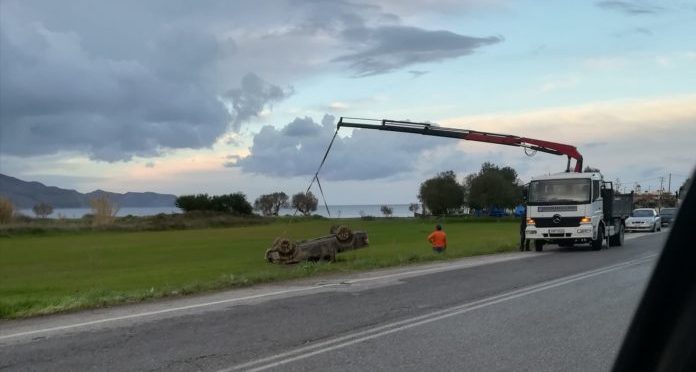 Κρήτη: Αυτοκίνητο βγήκε από το δρόμο και τούμπαρε στο χωράφι