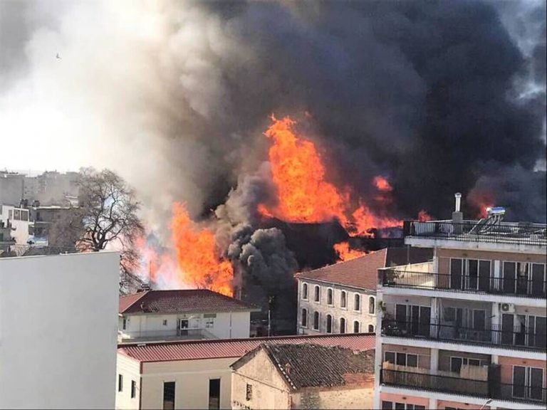 Μεγάλη φωτιά στο κέντρο της Ξάνθης – Καίει σε καπναποθήκες