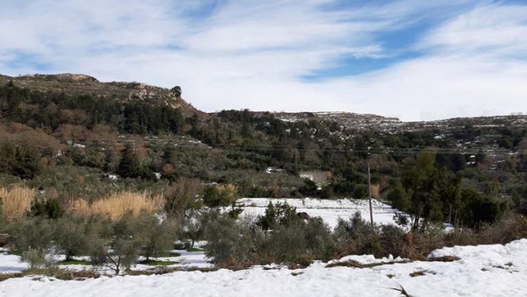 Ρέθυμνο: Το χιόνι λιώνει μα δεν… τελειώνει (εικόνες)