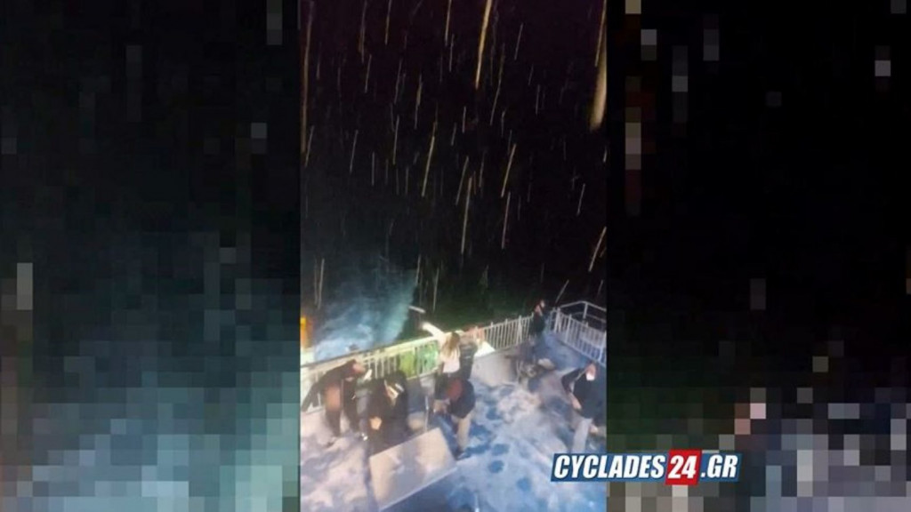 Κακοκαιρία «Ελπίδα»: Παίζουν… χιονοπόλεμο μέσα σε πλοίο ανοιχτά της Άνδρου
