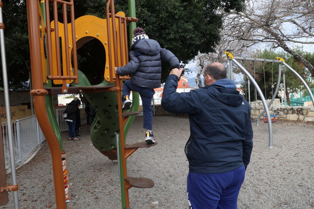 Σε νέες πιστοποιημένες παιδικές χαρές βρέθηκε ο δήμαρχος Ηρακλείου