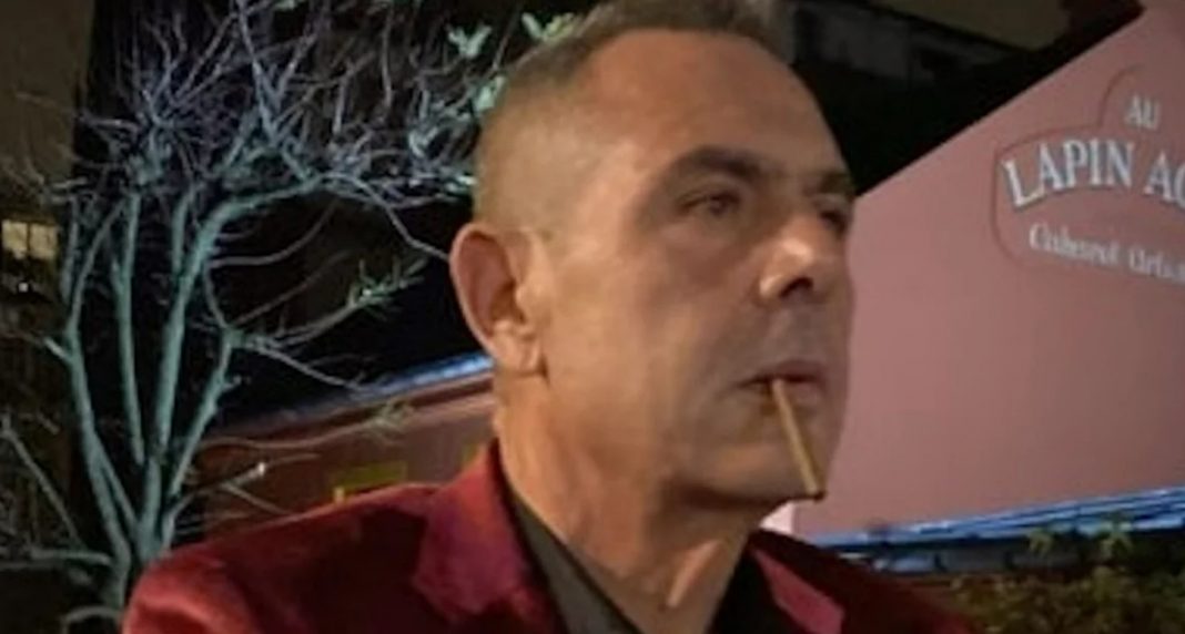 Πάνος Καμμένος: Με κόκκινο βελούδινο σακάκι μπροστά σε καμπαρέ της Μονμάρτρης