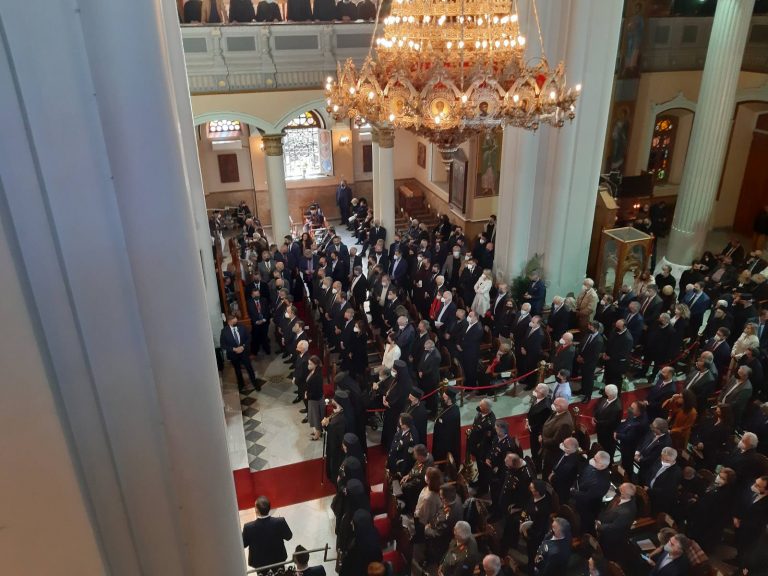Οι πρώην έπιασαν στασίδι στην ενθρόνιση και εκτόπισαν τους νυν