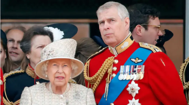 Η βασίλισσα Ελισάβετ θα «αποζημιώσει» την Αμερικανίδα που είχε κακοποιήσει ο πρίγκιπας Άντριου