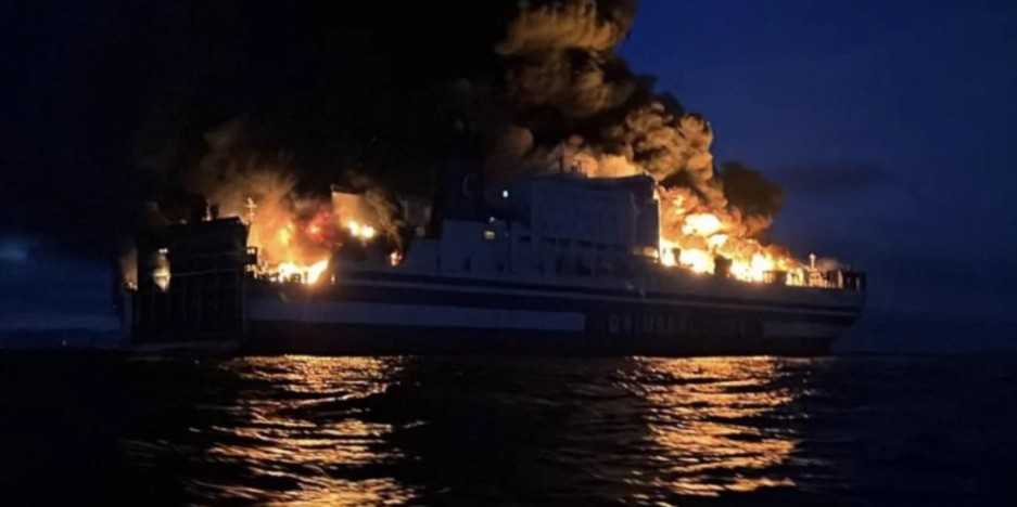 Δύο εγκλωβισμένοι στο γκαράζ του πλοίου που φλέγεται -Εκκληση για βοήθεια από οδηγό