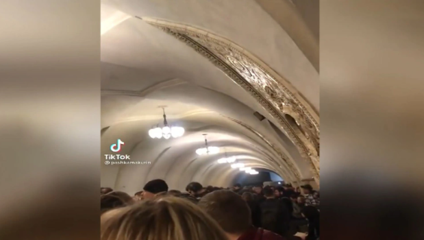 Πόλεμος στην Ουκρανία: Πολίτες εγκαταλείπουν τα σπίτια τους και μαζεύονται στα καταφύγια