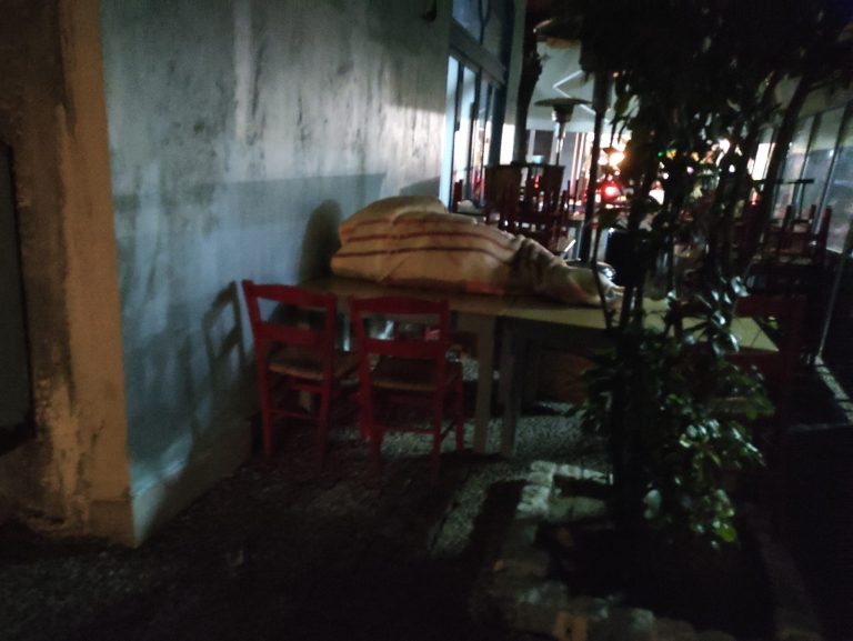 Η πιο σκληρή εικόνα της νύχτας – Ο άστεγος που μίλησε και συγκίνησε τον επιχειρηματία