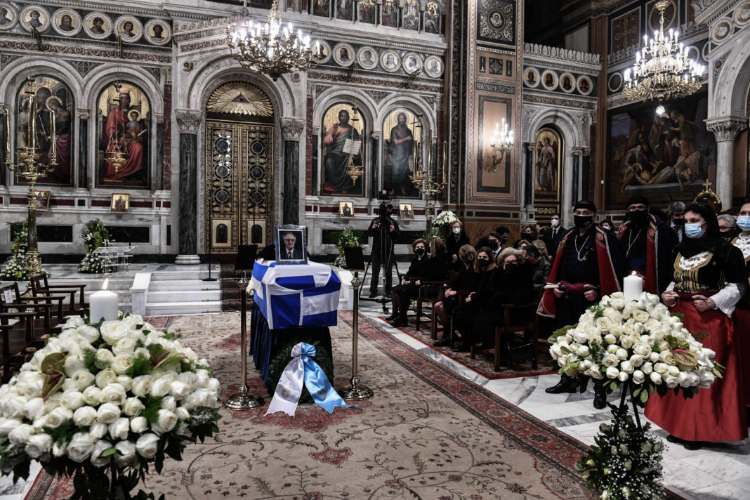 Αυτή την ώρα το τελευταίο αντίο στον πρώην Πρόεδρο της Δημοκρατίας Χρήστο Σαρτζετάκη