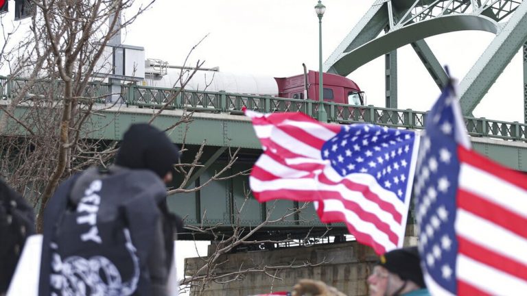 Καναδάς: Άνοιξε η αποκλεισμένη από διαδηλωτές γέφυρα Αμπάσαντορ – Δεκάδες συλλήψεις