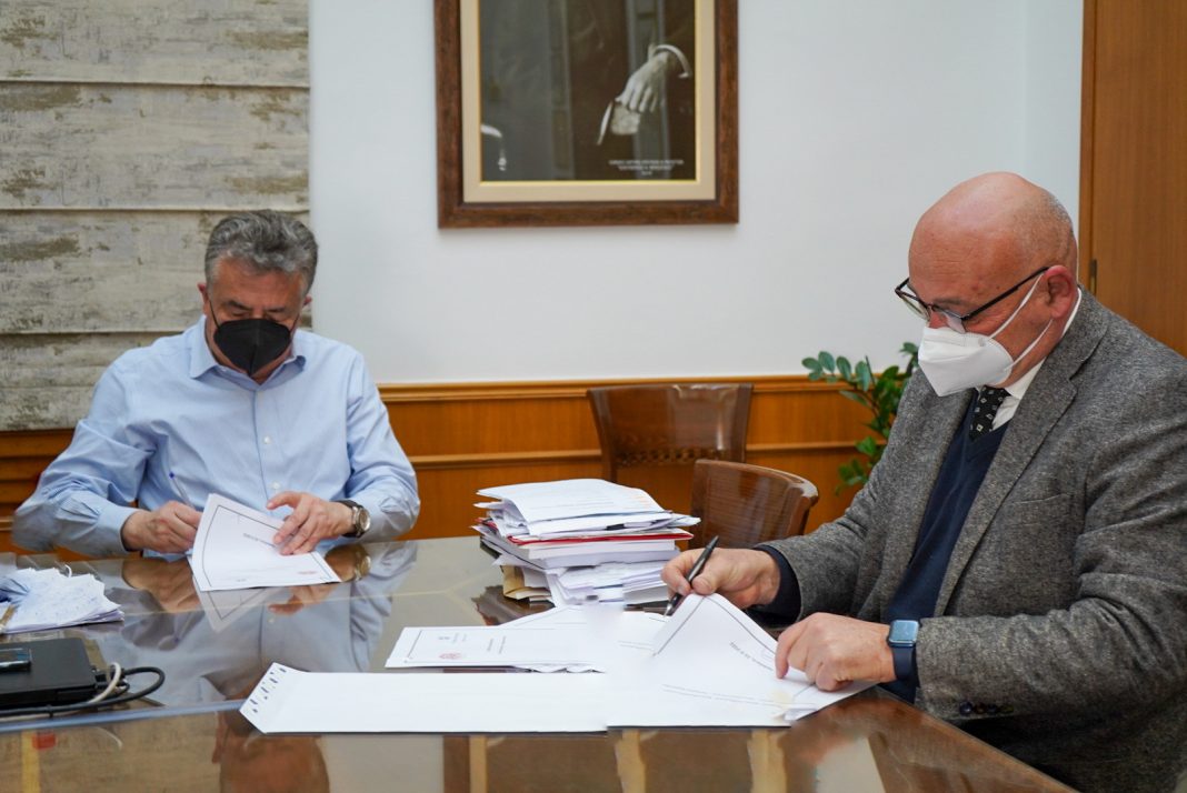 Υπεγράφη η σύμβαση για τη  δωρεάν παραχώρηση χρήσης του γηπέδου του Πανεπιστημίου στον Άγιο Ιωάννη