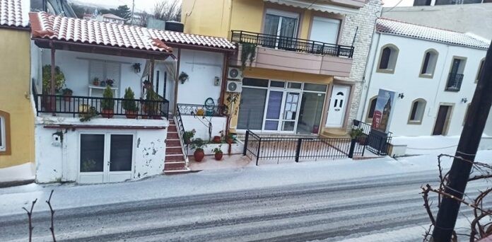 Χιόνι «σκέπασε» την Αγία Βαρβάρα – Κλειστά τα σχολεία (εικόνες)