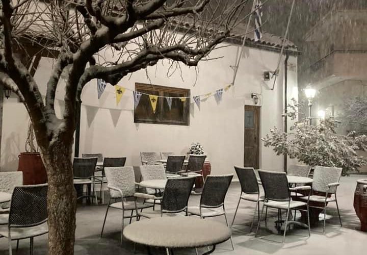 Χιονίζει ξανά στην Κρήτη – Πού θα είναι κλειστά τα σχολεία την Τετάρτη