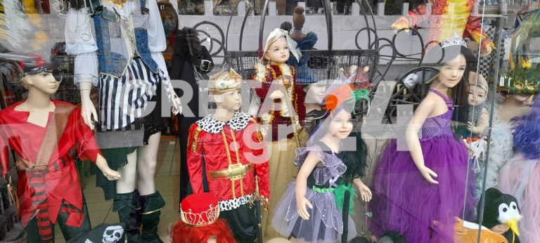 Στολές, μάσκες και κάθε είδους αποκριάτικα στην αγορά του Ηρακλείου (εικόνες)