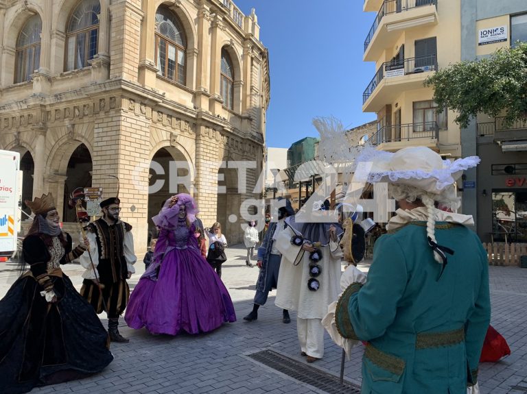 Ηράκλειο – Απόκριες: Ξεφάντωσαν στο κέντρο της πόλης μικροί και μεγάλοι (εικόνες)