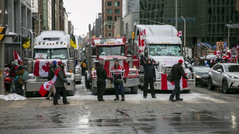Καναδάς: Πρώτη σύλληψη για το «κονβόι της ελευθερίας» – Παραμένει αποκλεισμένη η γέφυρα Αμπάσαντορ
