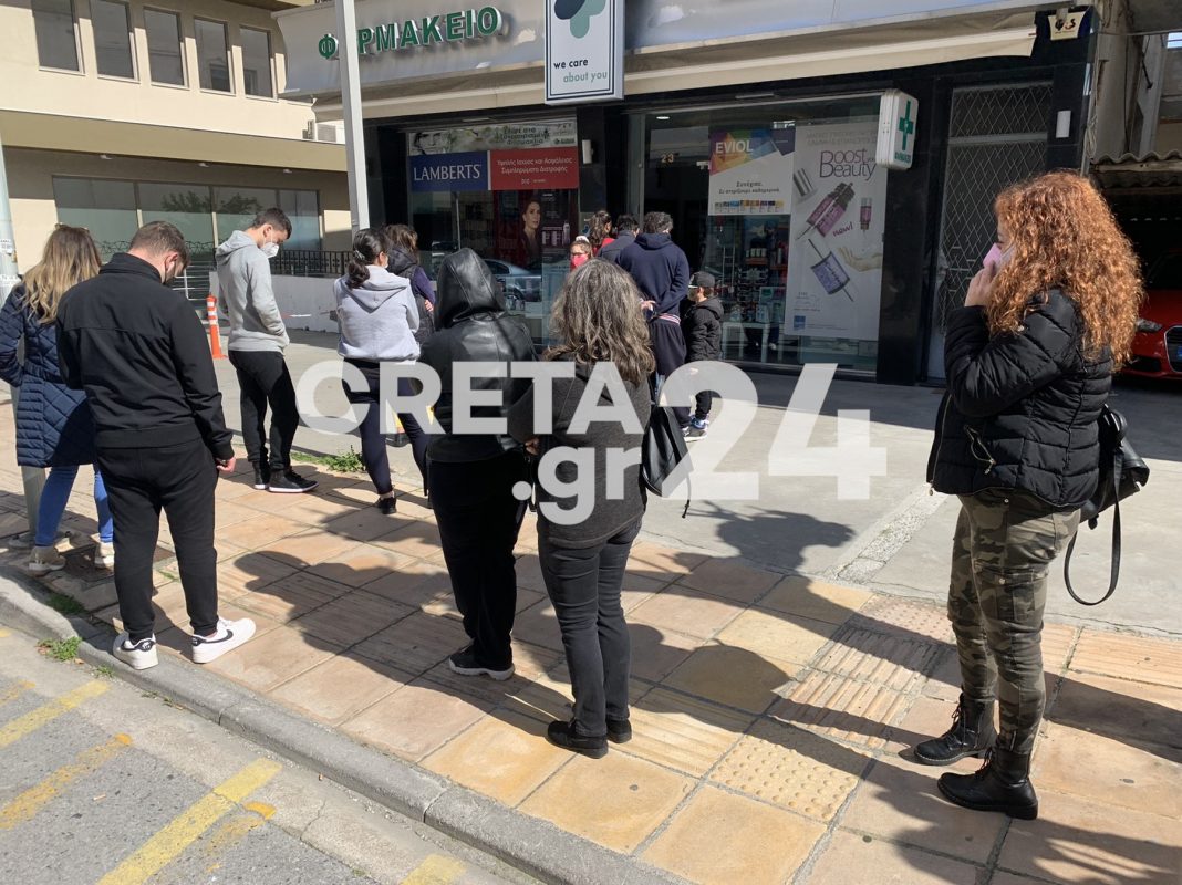 Ηράκλειο: Ουρές έξω από τα φαρμακεία για ένα rapid test (εικόνες)
