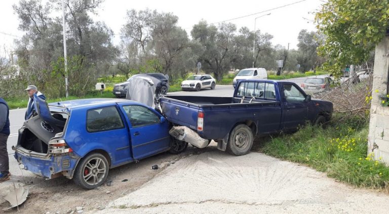 Καραμπόλα τριών αυτοκινήτων στο Ηράκλειο (εικόνες)