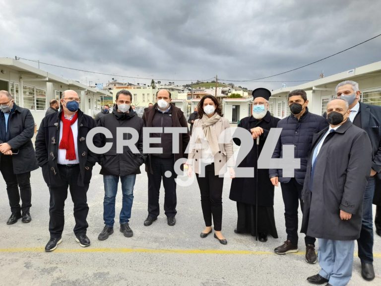 Στα λυόμενα των δημοτικών σχολείων του Αρκαλοχωρίου η υπουργός Παιδείας