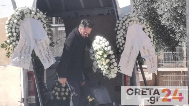 Θρήνος στην κηδεία της μητέρας και των δύο παιδιών που καήκαν ζωντανοί