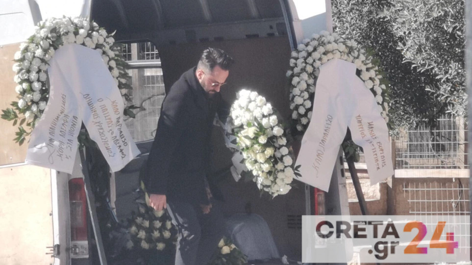 Θρήνος στην κηδεία της μητέρας και των δύο παιδιών που καήκαν ζωντανοί