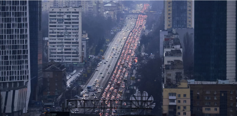 Τρόμος στο Κίεβο μετά την εισβολή: Η μεγάλη έξοδος, εγκαταλείπουν οι κάτοικοι, ουρές σε βενζινάδικα και ΑΤΜ