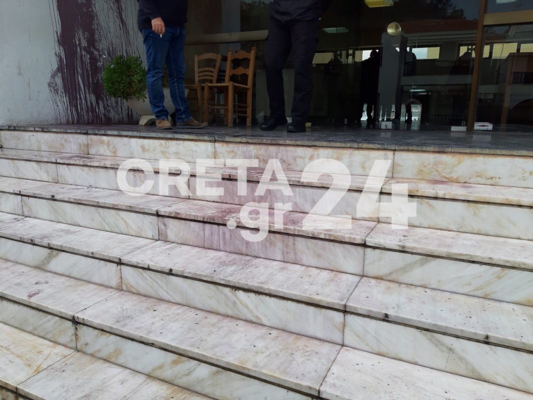 Κρήτη: Στο «στόχαστρο» αγνώστων το Δικαστικό Μέγαρο – Πέταξαν μπογιές, έσπασαν την πόρτα (εικόνες)