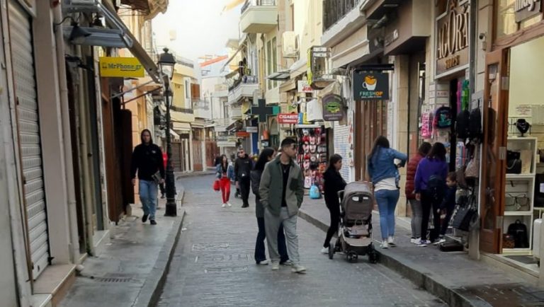 Ρέθυμνο: Ποντάρουν… στον αποκριάτικο διάκοσμο για να ανασάνουν οικονομικά